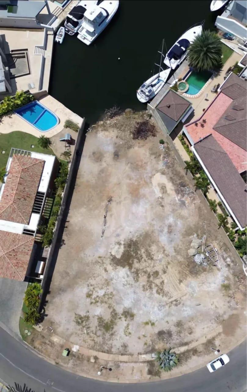 Parcela Tipo Abanico con Canal y Excelente Vista