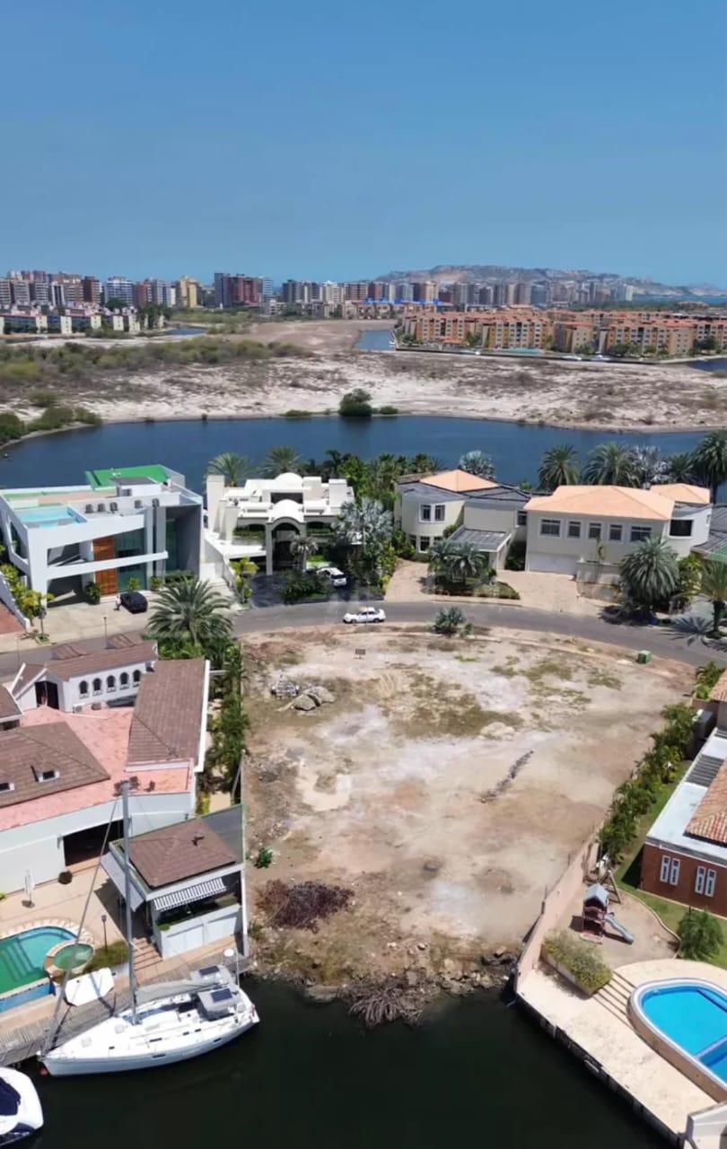 Parcela Tipo Abanico con Canal y Excelente Vista